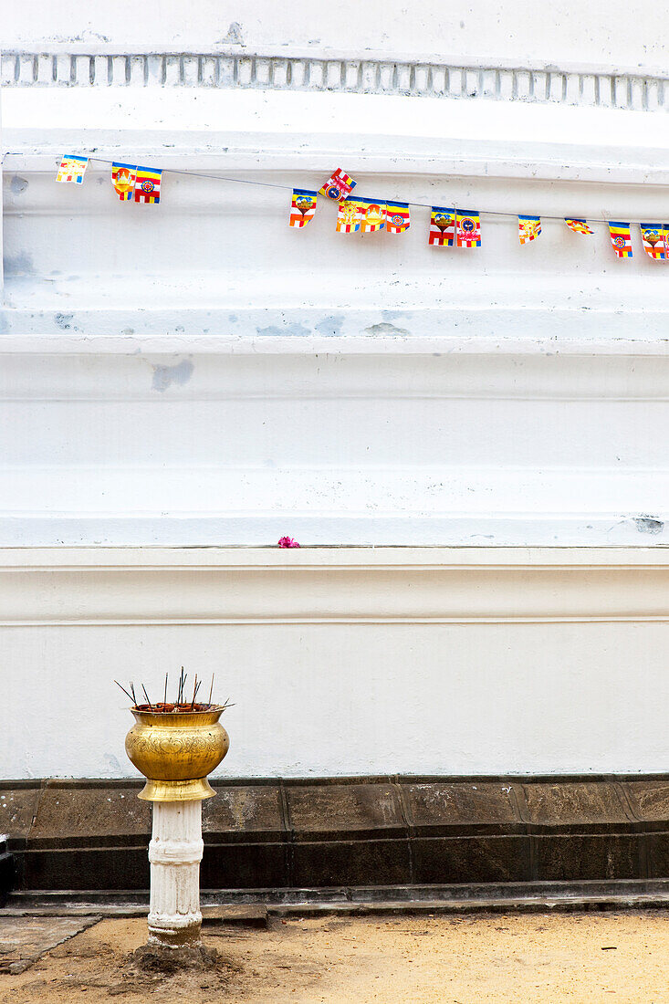 Räucherstäbchen in einer Opferschale vor einer weißen Stupa im Kelaniya Raja Maha Vihara Tempel, Colombo, Sri Lanka, Asien