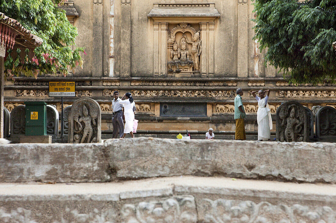 Buddhisten am Haupteingang zum Kelaniya Raja Maha Vihara Tempel, Colombo, Sri Lanka, Asien