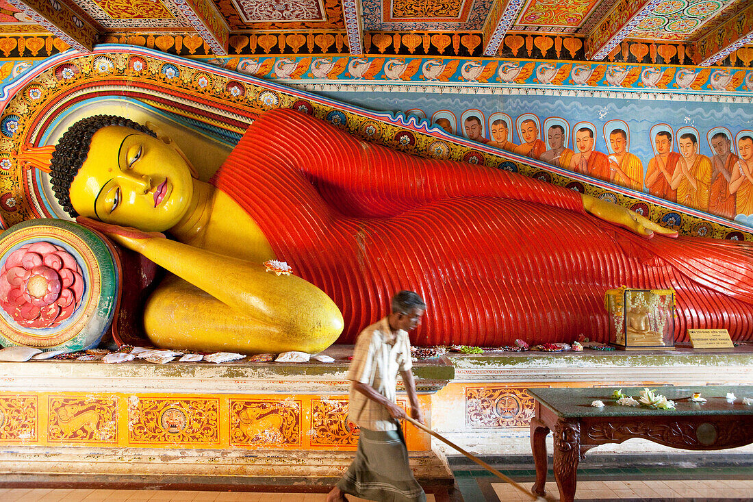 Überlebensgrosse Buddhastatue im Inneren des Isurumunjya Tempel, Isurumuni Maha Vihara, Sacred City, Anuradhapura, Sri Lanka, Asien