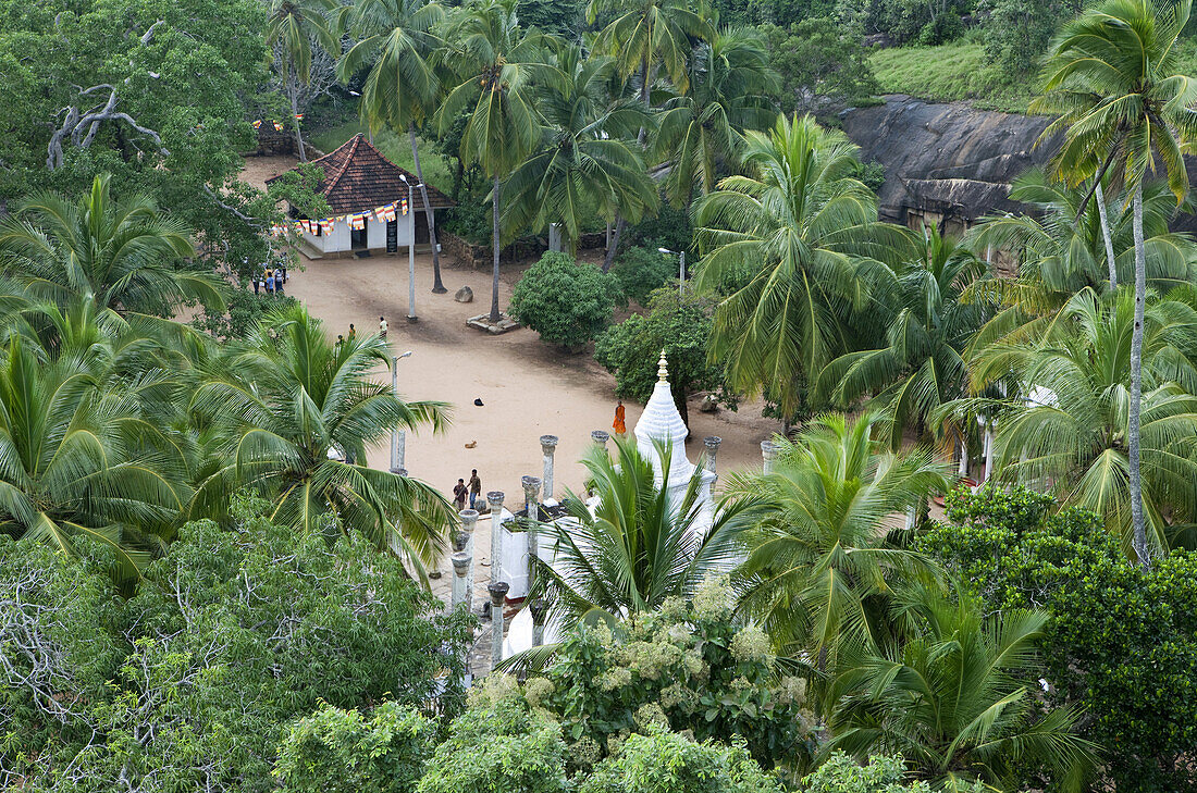 Blick von oben über die Bergklosteranlage Mihintale, Sri Lanka, Asien