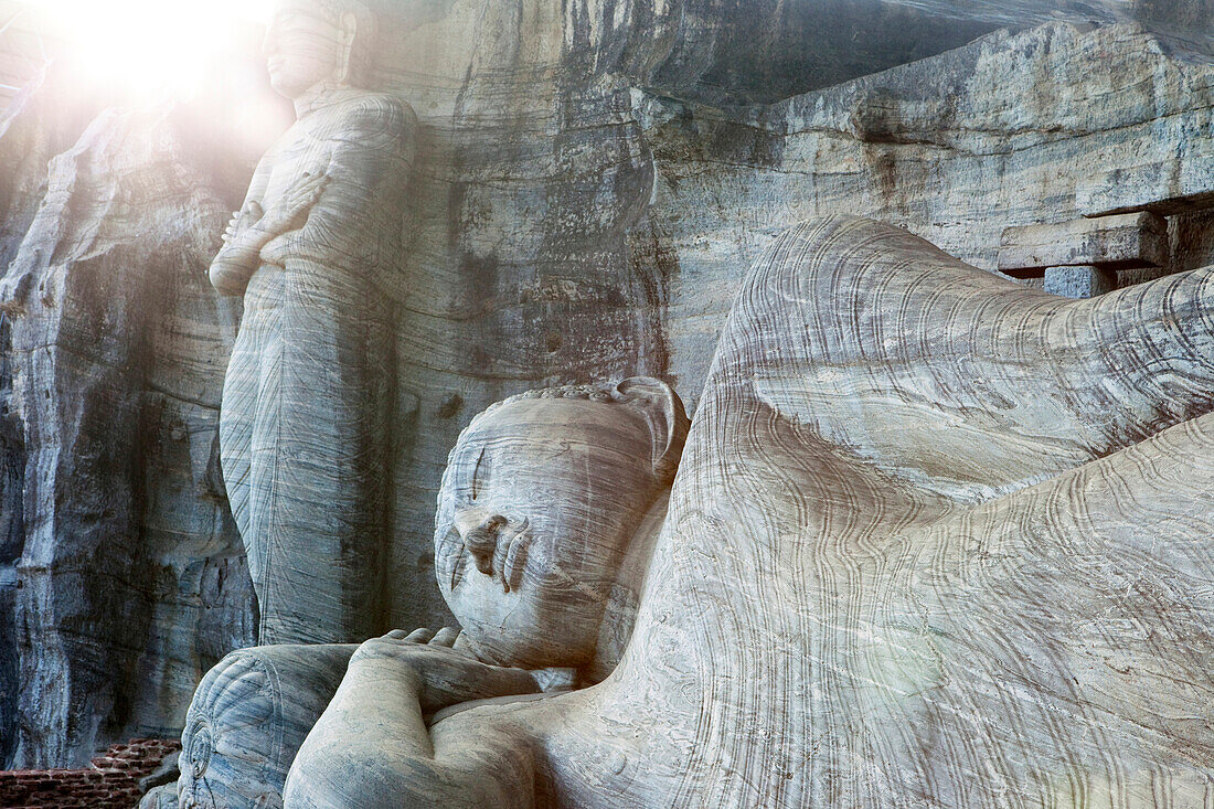 12 Meter lange in einen Granitfels gehauene sterbende Buddhastatue, Gal Vihara, Polonnaruwa, Sri Lanka, Asien