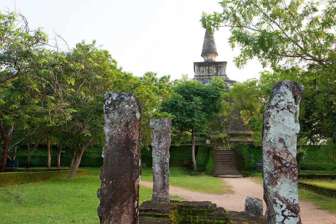 Eine Dagoba im Gal Vihara, Polonnaruwa, Sri Lanka, Asien