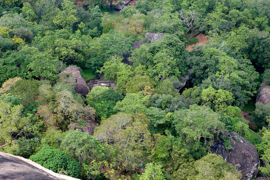 Blick vom Sigiriya Felsen runter auf den Terrassengarten, Sigiriya, Sri Lanka, Asien