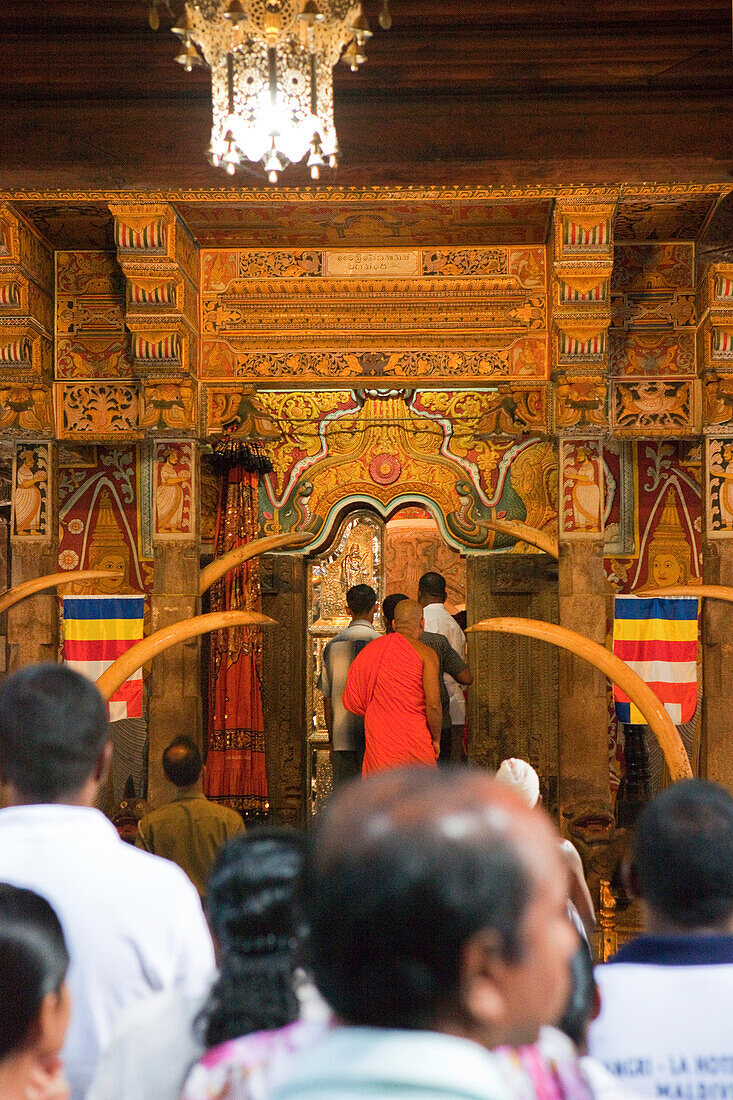 Gläubige Buddhisten und buddhistischer Mönch vor dem Reliquienschrein im Zahntempel von Kandy, Kandy, Sri Lanka, Asien