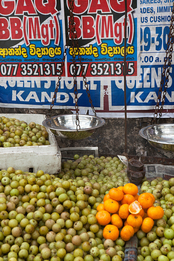Obststand auf dem Markt von Kandy, Kandy, Sri Lanka, Asien