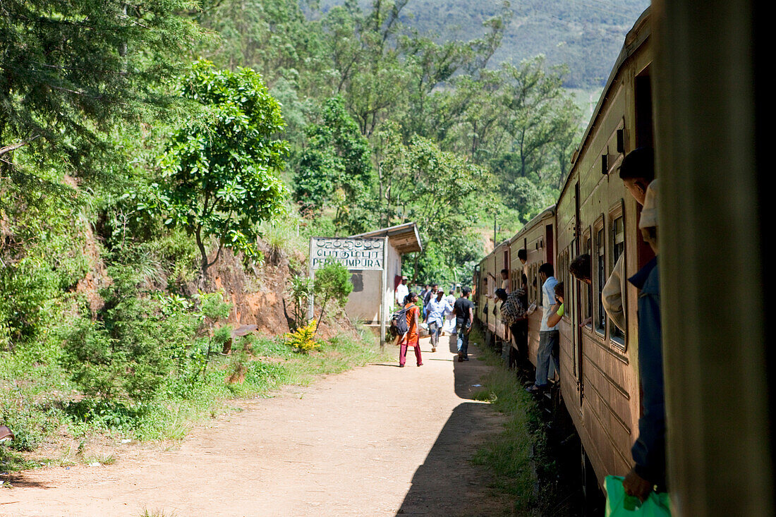 Train stop along Sri Lankas most beautiful railway line trough the highland, Nuwara Eliya, Highland, Sri Lanka, Asia