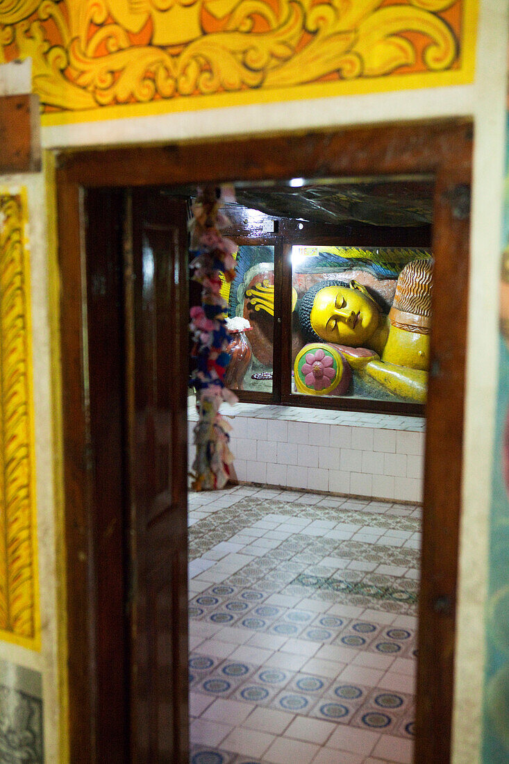 Liegender Buddha im Inneren des Dowa Felsentempel, Ella, Hochland, Sri Lanka, Asien
