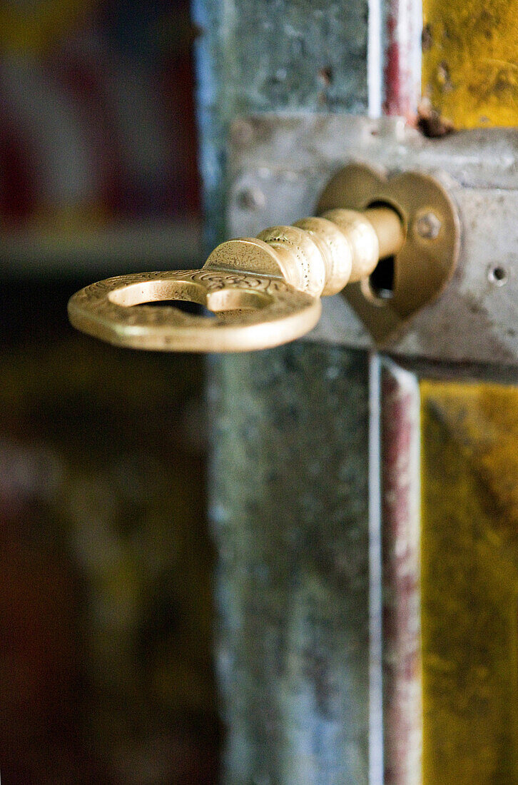 Schlüssel in der Tür zum Eingang in den Dowa Felsentempel, Ella, Hochland, Sri Lanka, Asien