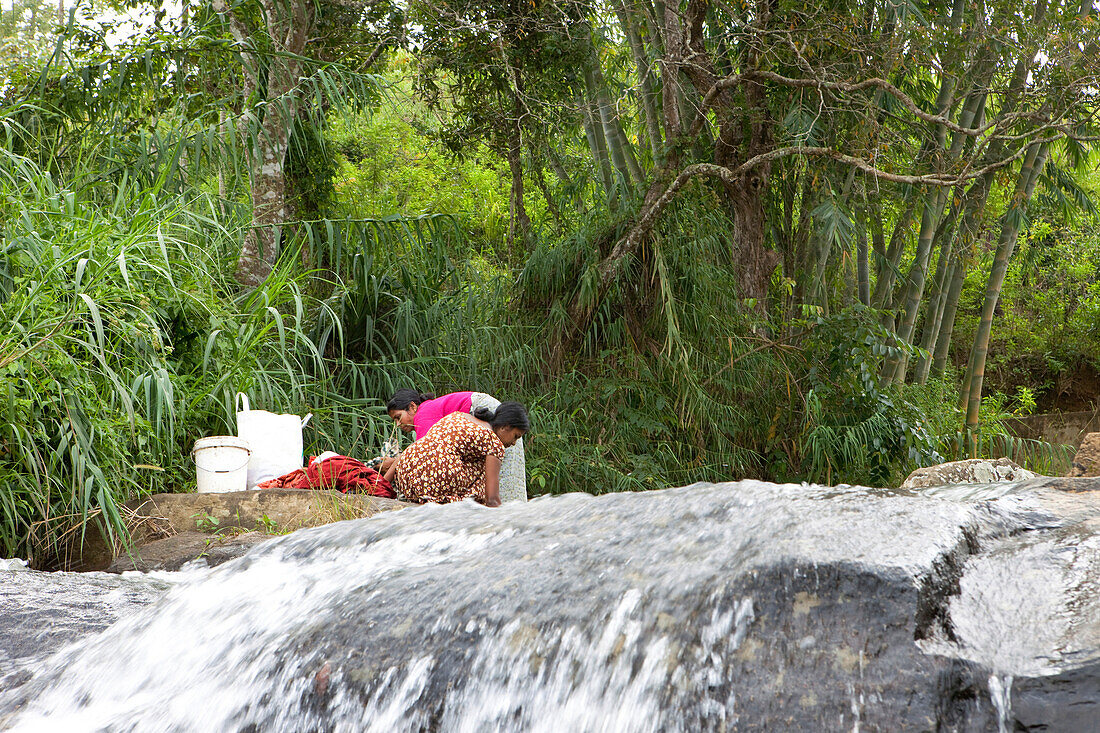 Frauen beim Wäsche waschen am Fluss, Ella, Hochland, Sri Lanka, Asien