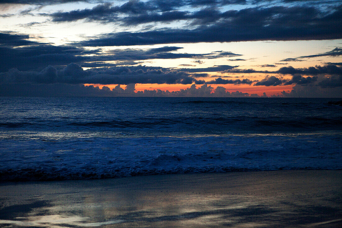 Sonnenaufgang am Strand von Talalla, Talalla, Matara, Südküste, Sri Lanka, Asien