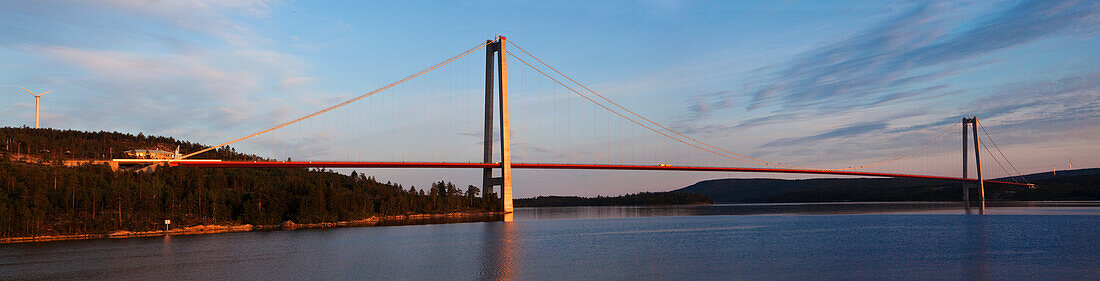 Högakustenbrücke zwischen Härnosand und Kramfors in der Abenddämmerung, zweitlängste Hängebrücke Skandinaviens, Höga Kusten, Västernorrland, Schweden., Europa