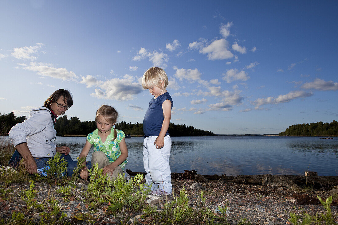 Mutter mit zwei Mädchen auf Insel Norrbyskär, Västerbotten, Schweden, Europa