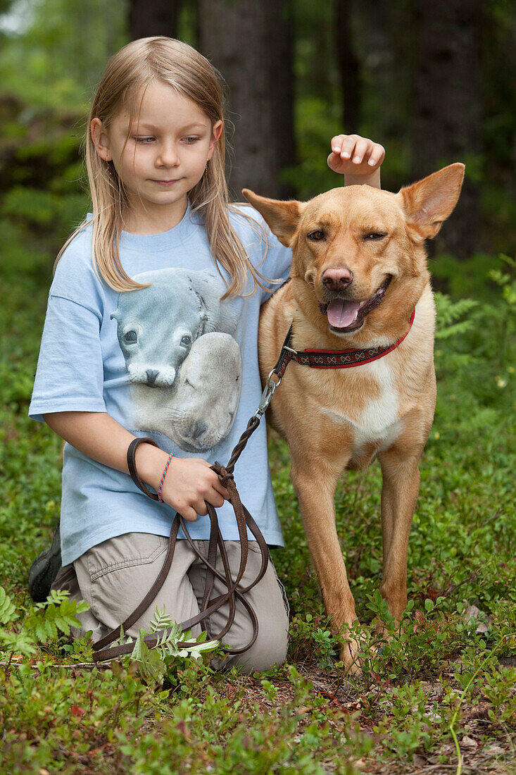 Mädchen mit Hund, Västernorrland, Schweden, Europa
