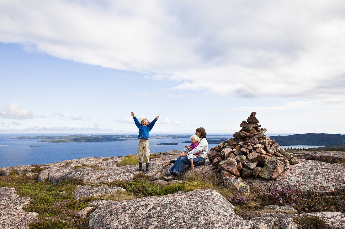 Frau und zwei Mädchen auf Felsen im Nationalpark Skuleskogen, Höga Kusten, Västernorrland, Schweden, Europa