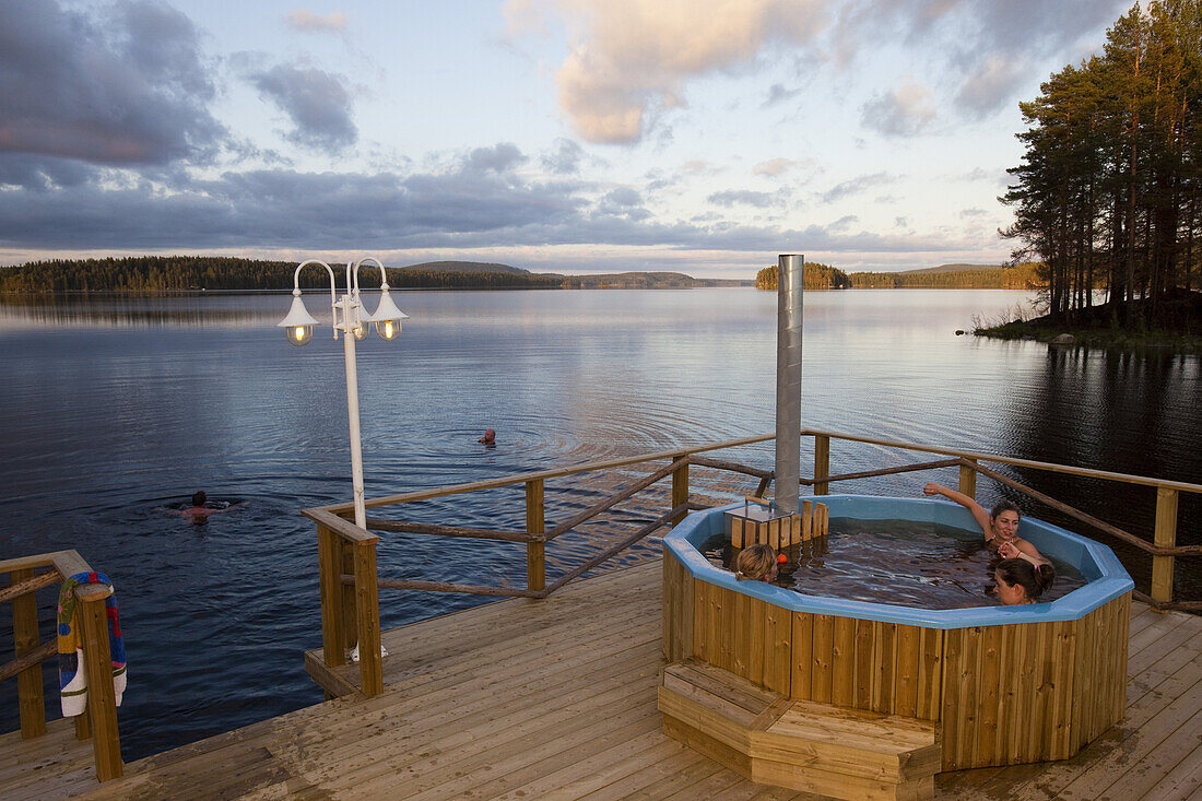 Menschen im Öko Spa am See von Trehörningsjö, Västernorrland, Schweden, Europa