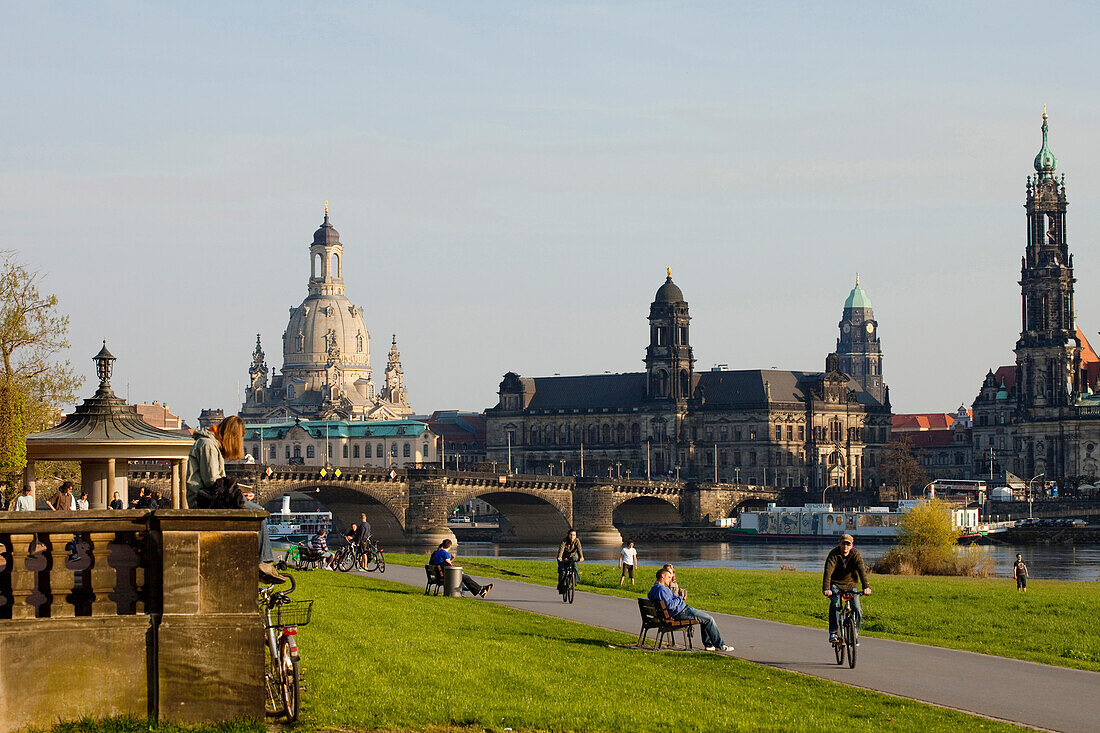 Stadtpanorama mit Elbe, Elbwiesen, Elbe Radwanderweg, Augustusbrücke, Frauenkirche, Ständehaus, Rathausturm, Hofkirche, Dresden, Sachsen, Deutschland