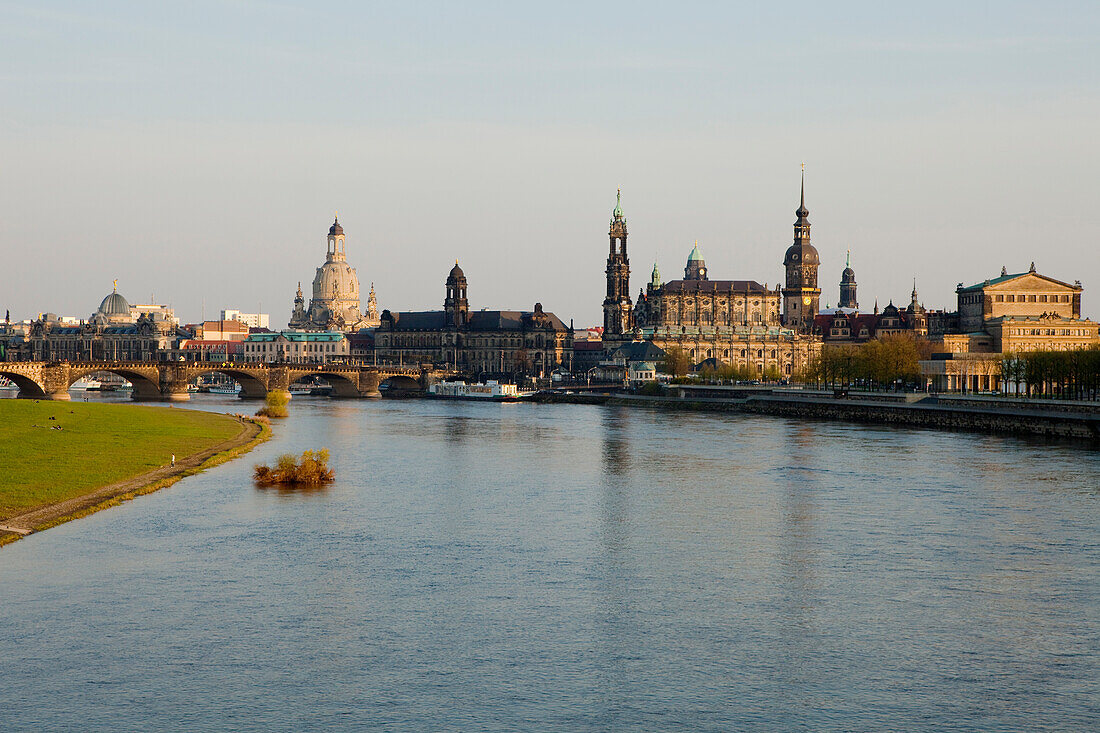 Stadtpanorama mit Elbe, Augustusbrücke, Frauenkirche, Ständehaus, Hofkirche, Hausmannsturm des Residenzschlosses Dresden, Semperoper, Dresden, Sachsen, Deutschland