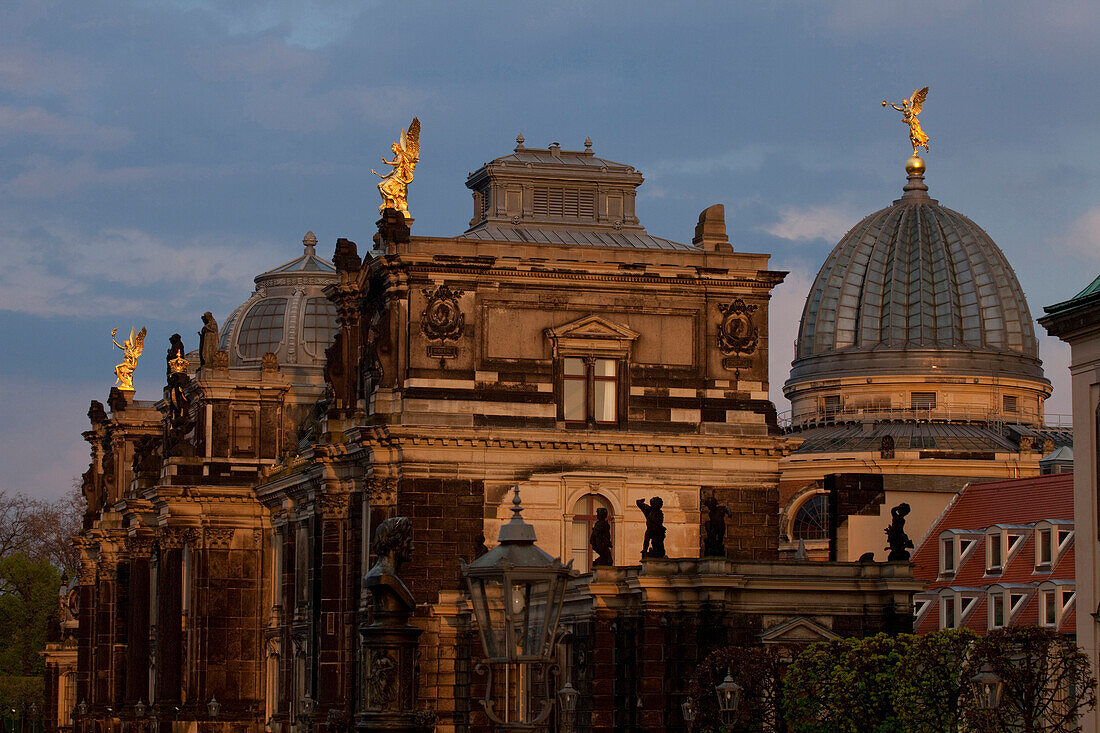 Lipsius-Bau mit Kuppel und Engeln von der Brühlschen Terasse, Dresden, Sachsen, Deutschland