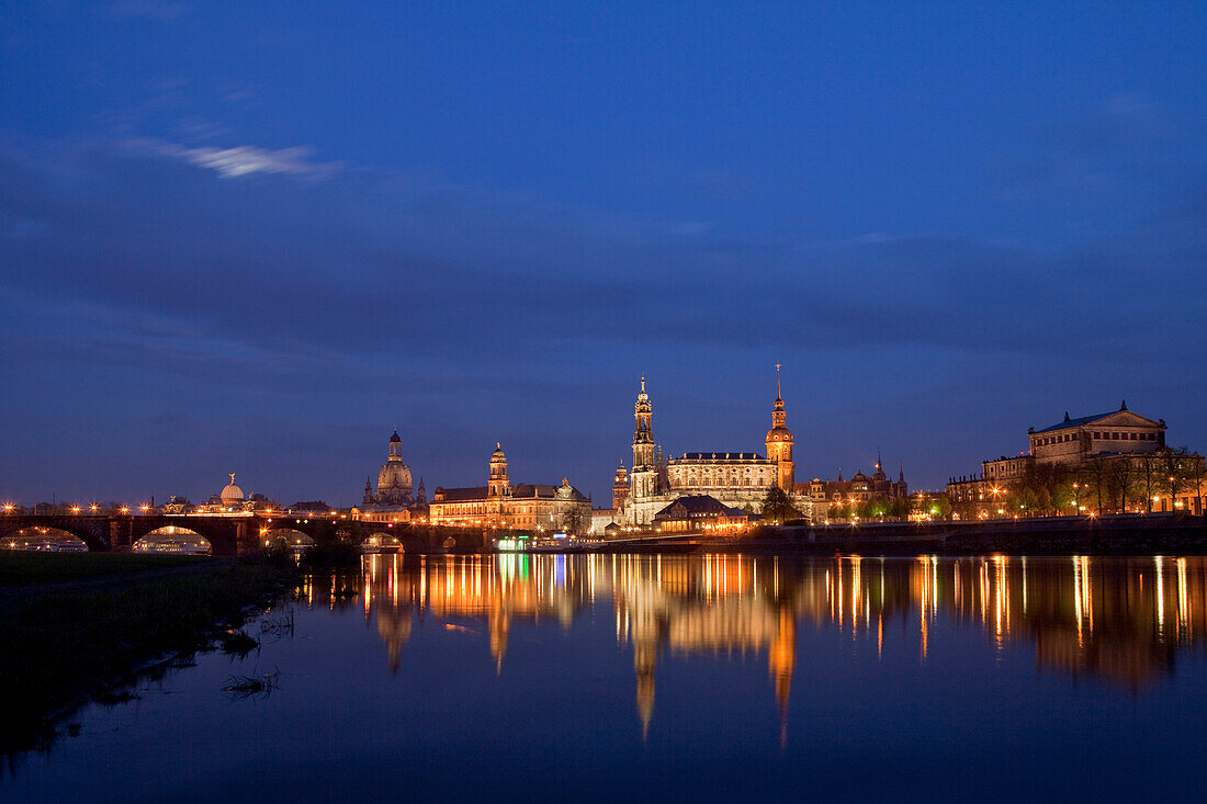 Stadtpanorama mit Elbe, Augustusbrücke, Frauenkirche, Church of Our Lady, Ständehaus, Rathausturm, Hofkirche und Hausmannsturm des Residenzschlosses, Semperoper, Opernhaus, Dresden, Sachsen, Deutschland