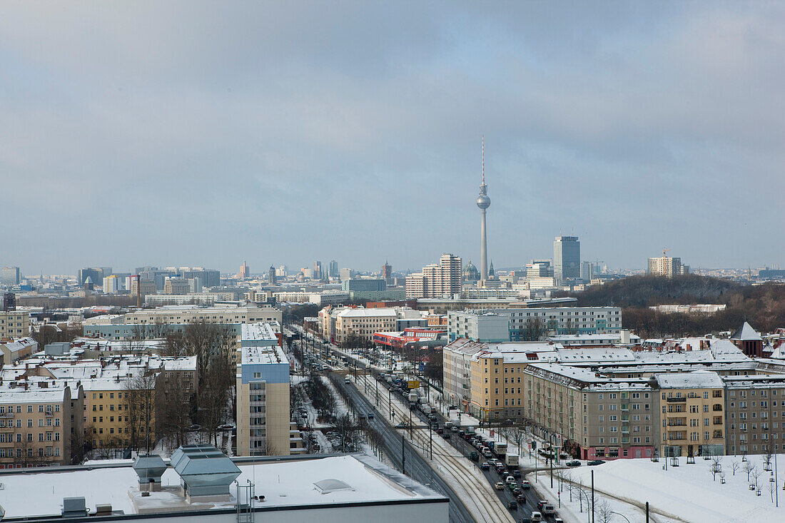 Stadtansicht mit Plattenbauten, Berlin, Deutschland