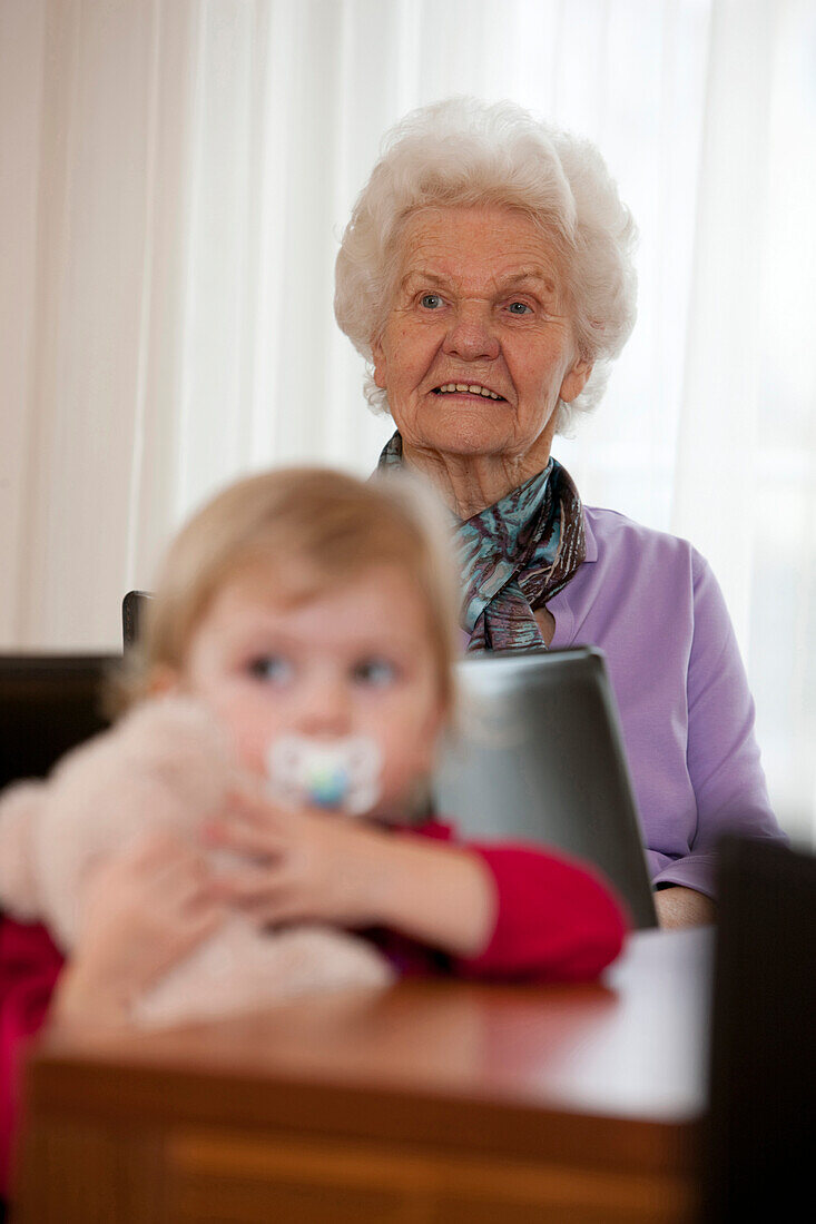 Mädchen (2 Jahre), Großmutter im Hintergrund
