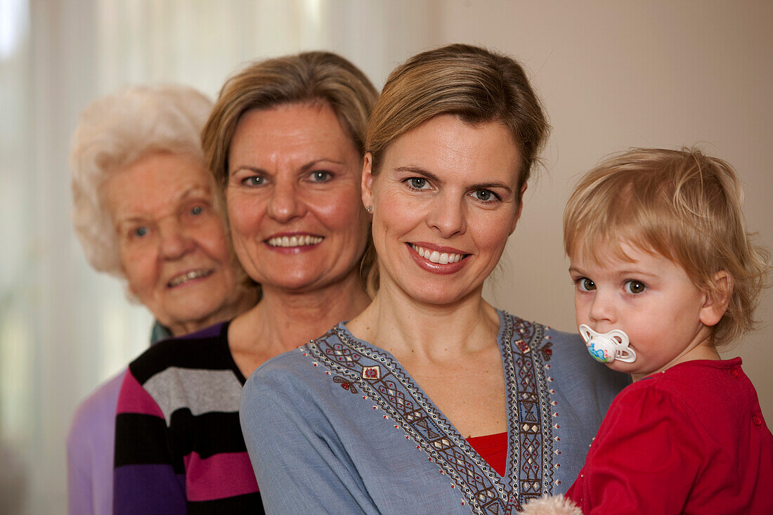 Four female generations of a family – License image – 70302625 lookphotos