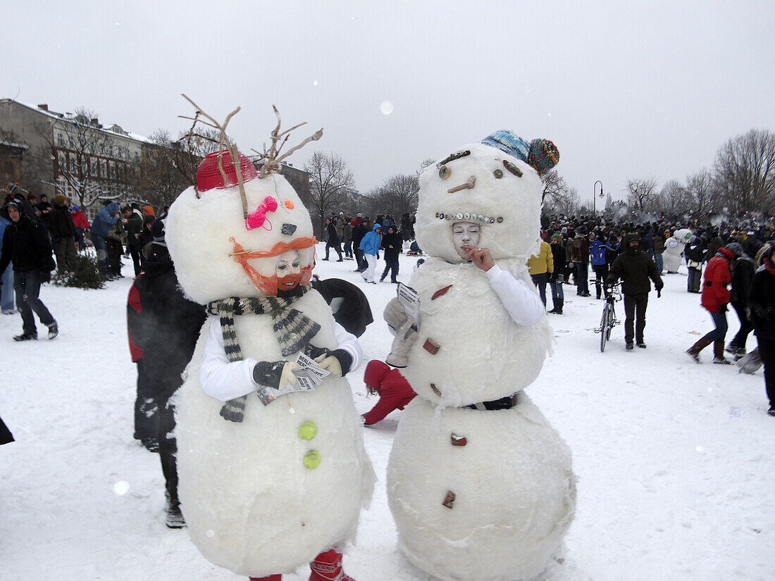 Schneemaenner im Goerlitzerpark in Kreuzberg Berlin