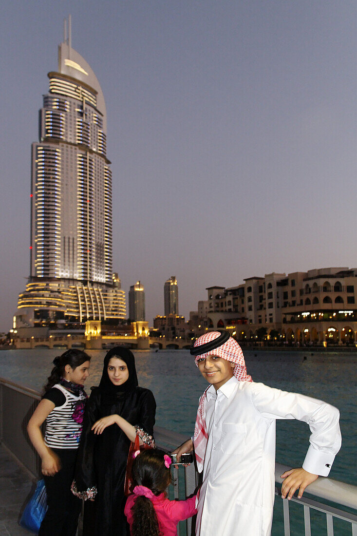 Arabische Kinder vor The Adress Fuenfstern Lusxushotel beim Burj Khalifa und Dubai Mall, Dubei UAE