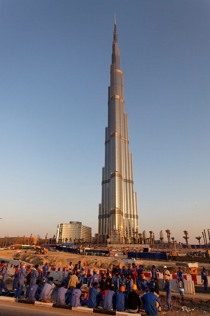 Arbeiter beim Burdsch Khalifa, Burj Dubai, hoechster Wolkenkratzer der Welt, 828 Meter