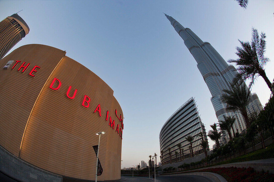 Dubai Mall beim Burdsch Khalifa, Burj Dubai, hoechster Wolkenkrater mit 828 Metern