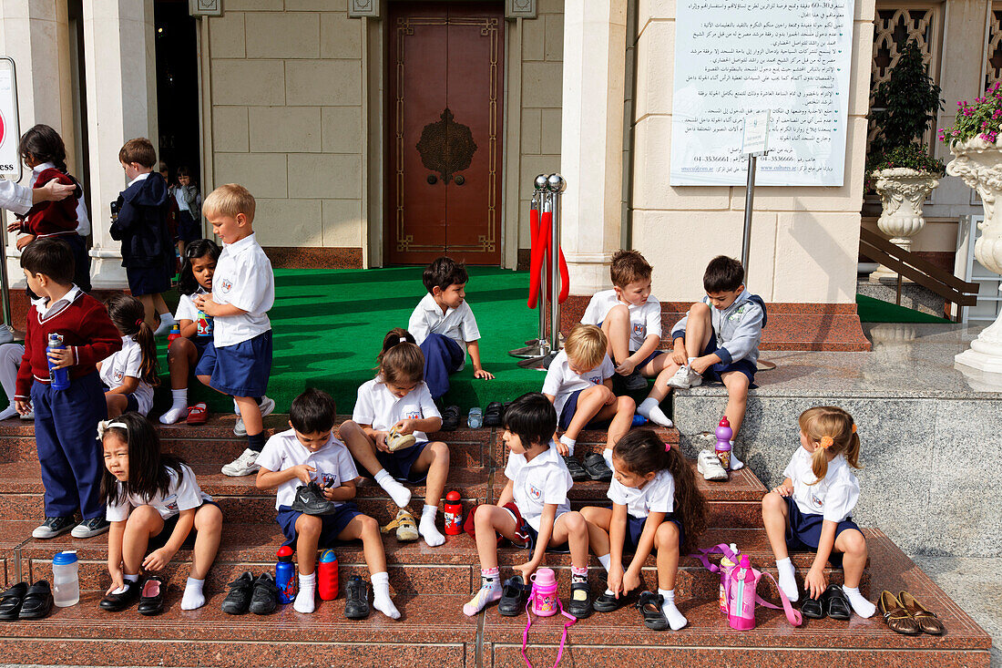 Schulklasse vor Jumeirah Moschee, Dubai VEA