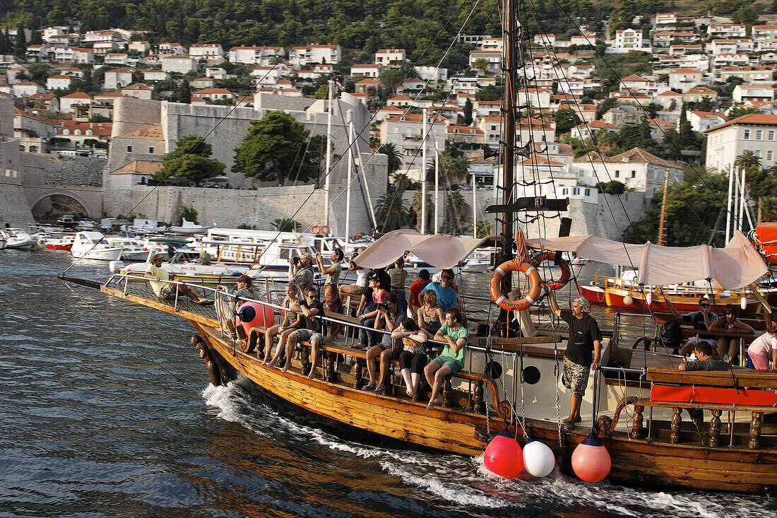 Ausflugsboot mit Touristen laeuft im Hafen von Dubrovnik ein, Kroatien, Europa