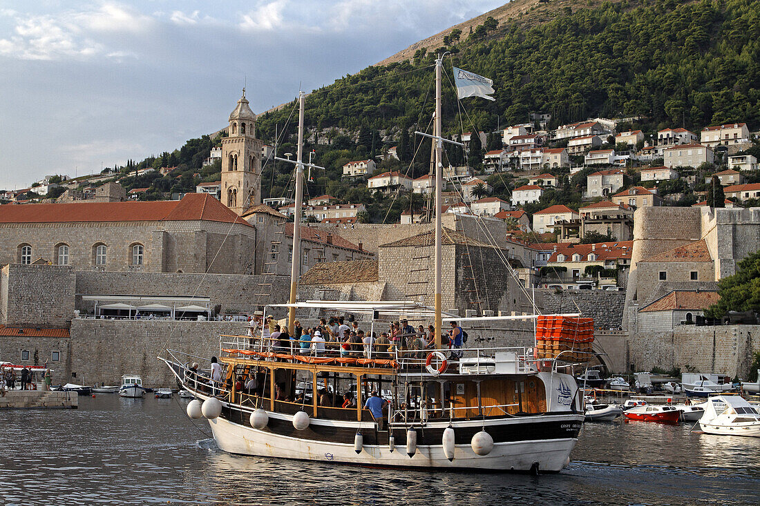 Ausflugsboot mit Touristen laeuft im Hafen von Dubrovnik ein, Kroatien, Europa