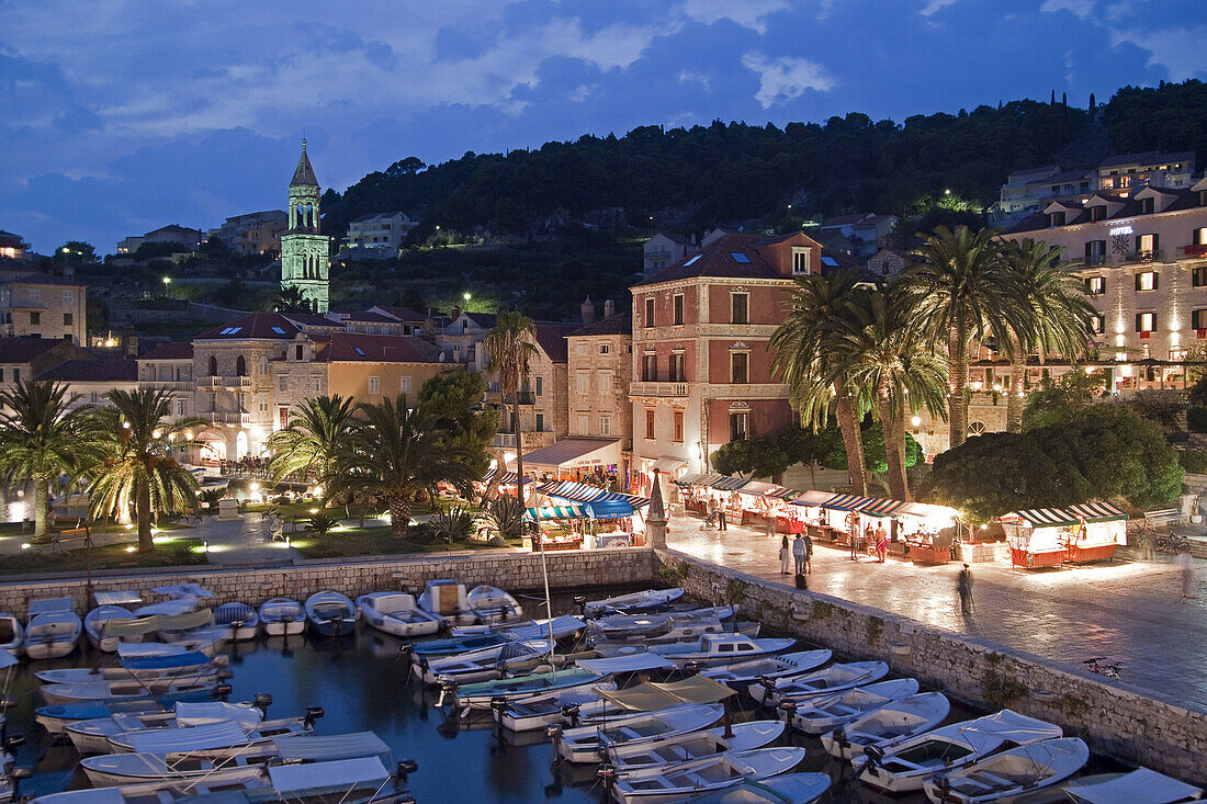 Altstadt Promenade Hafen von Hvar in der Daemmerung, Kroatien
