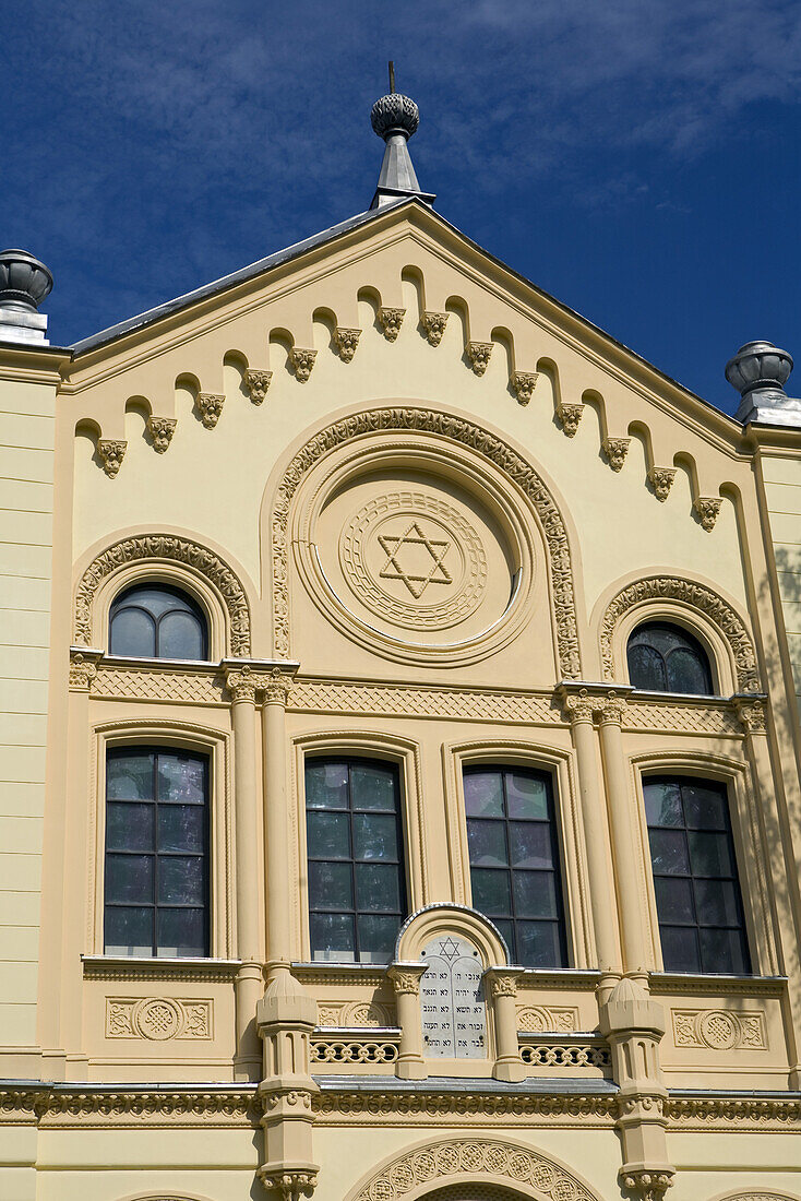Die Nozyk Synagoge unter blauem Himmel, Warschau, Polen, Europa