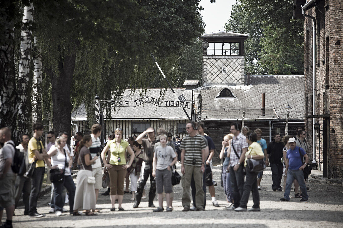 Eine Gruppe Touristen beim Haupteingang, Konzentrationslager Auschwitz, Oswiecim, Polen, Europa