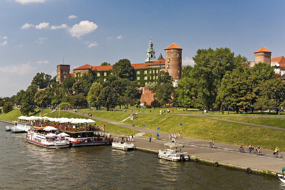 Ufer des Flusses Wisla am Königsschloss Wawel, Krakau, Polen, Europa