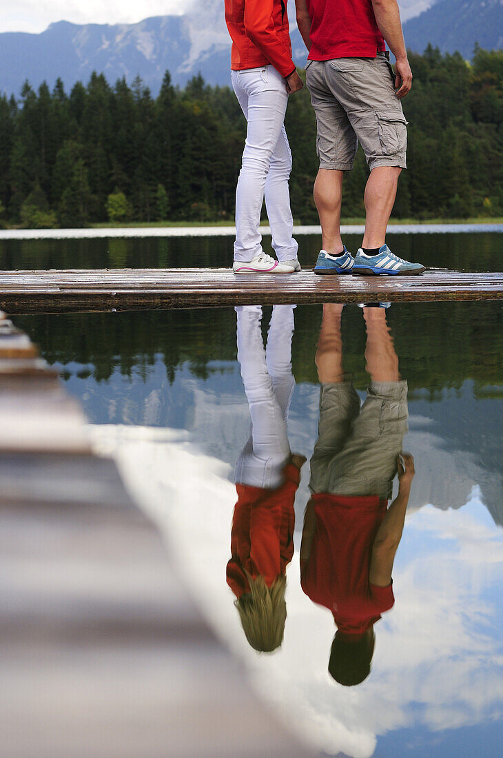 Junges Paar auf einem Steg, Lautersee, Mittenwald, Werdenfelser Land, Oberbayern, Deutschland