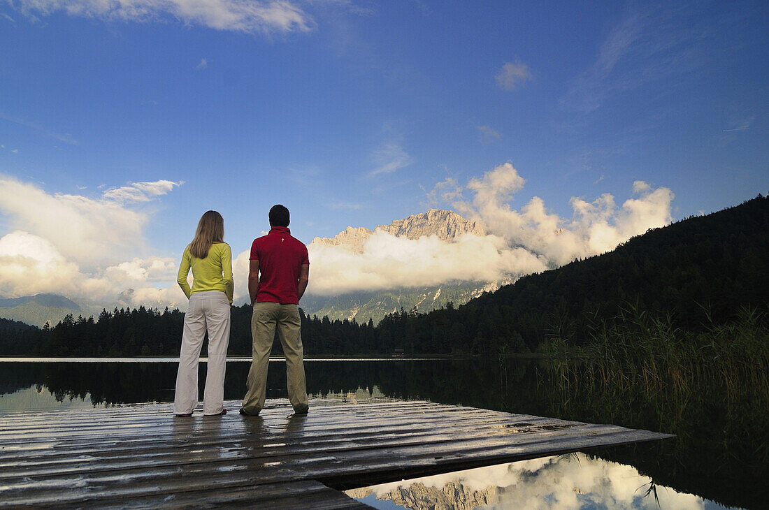 Paar steht auf einem Steg, Lautersee, Mittenwald, Werdenfelser Land, Oberbayern, Deutschland