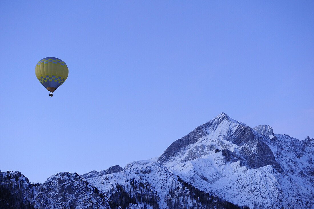 Heißluftballon fliegt auf Alpspitze zu, Luftaufnahme, Garmisch-Partenkirchen, Wetterstein, Bayerische Alpen, Oberbayern, Bayern, Deutschland, Europa
