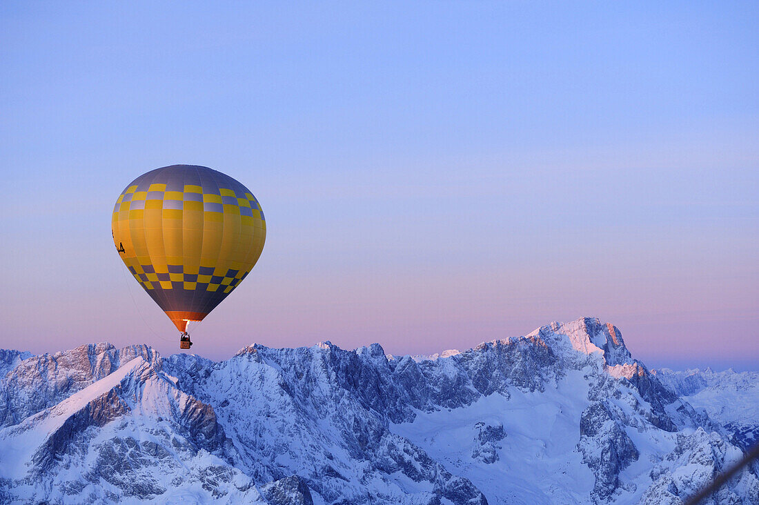 Heißluftballon fliegt über Alpspitze, Jubiläumsgrat und Zugspitze, Luftaufnahme, Garmisch-Partenkirchen, Wetterstein, Bayerische Alpen, Oberbayern, Bayern, Deutschland, Europa
