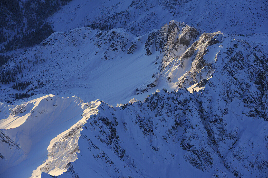Luftaufnahme von verschneitem Felsgrat, Mieminger Berge, Tirol, Österreich, Europa