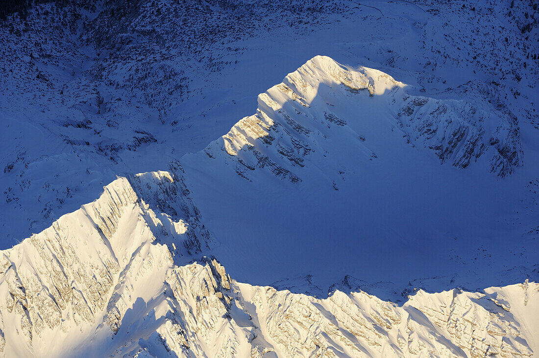 Verschneiter Felsgrat im Sonnenlicht, Luftaufnahme, Karwendel, Tirol, Österreich, Europa