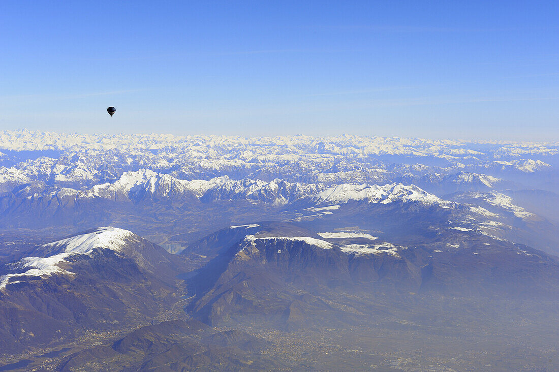 Heißluftballon fliegt hoch über Tauern und Dolomiten, Poebene im Vordergrund, Luftaufnahme, Belluno, Dolomiten, Venetien, Italien, Europa