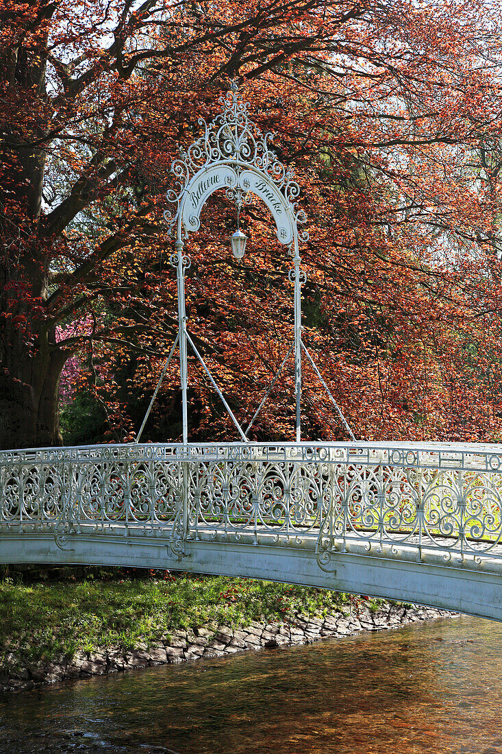Schmiedeeiserne Bellevue-Brücke über das Flüsschen Oos, Lichtentaler Allee, Baden-Baden, Nördlicher Schwarzwald, Baden-Württemberg, Deutschland