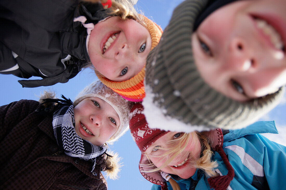 Kinder lächeln in die Kamera, Galtür, Paznauntal, Tirol, Österreich