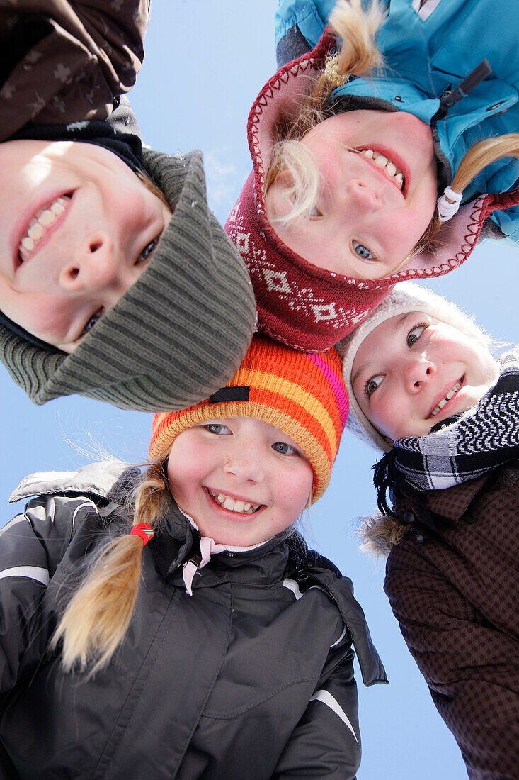 Kinder lächeln in die Kamera, Galtür, Paznauntal, Tirol, Österreich