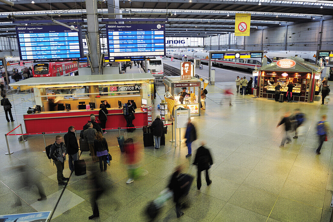 Rush-hour traffic, people in motion at main station Munich, trains in background, main station Munich, Munich, Upper Bavaria, Bavaria, Germany