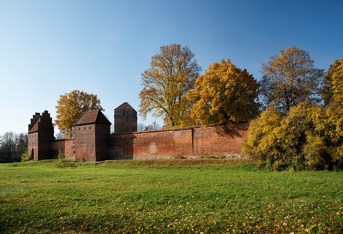Stadtmauer und Herbstlandschaft, Wittstock, Dosse, Land Brandenburg, Deutschland
