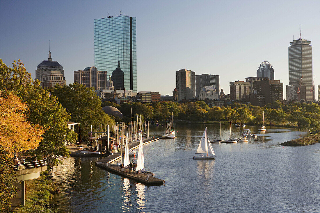 Die Skyline von Boston über dem Charles River, Massachusetts, USA